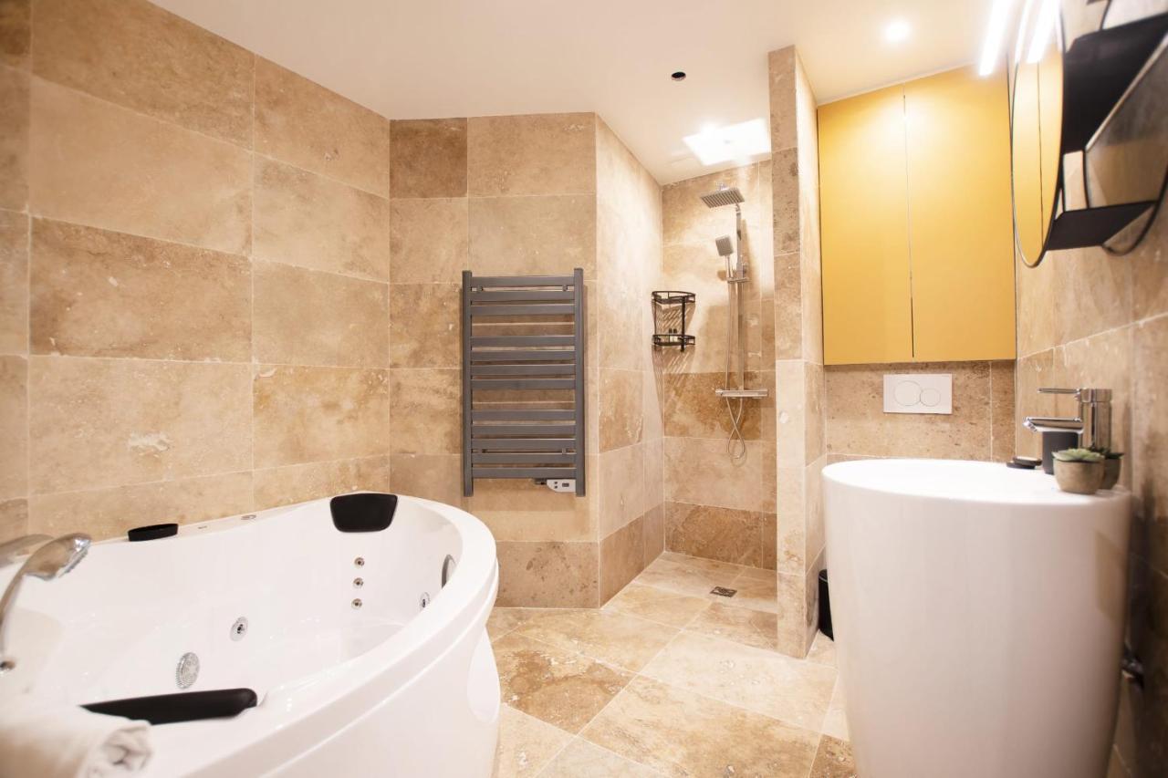 Apartmán Guestready - Studio With Jacuzzi In The 10 Th Paříž Exteriér fotografie