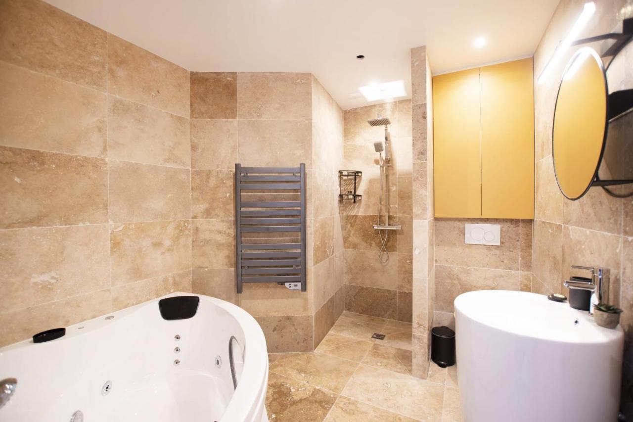 Apartmán Guestready - Studio With Jacuzzi In The 10 Th Paříž Exteriér fotografie